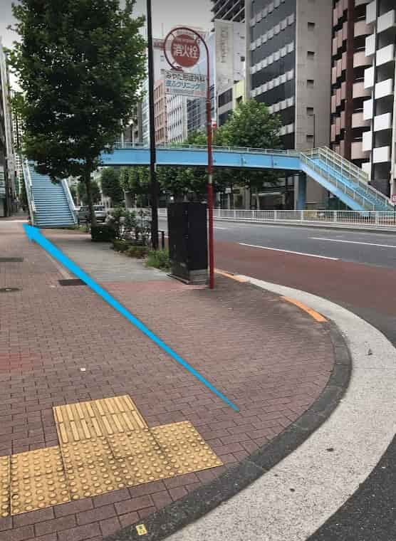 青い歩道橋